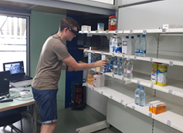 optocenter-optikaminus50-testing-smart-glasses-in-lab